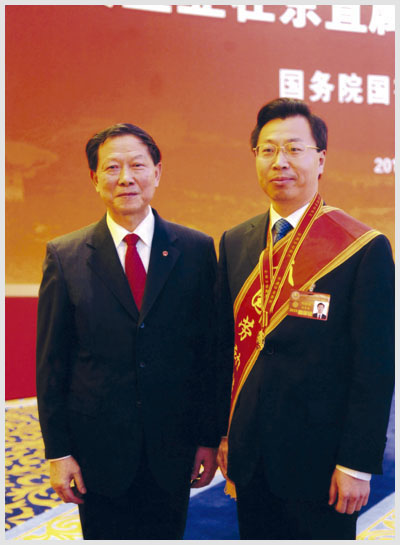 国务院国资委主任李荣融等领导亲切接见刘敬桢总裁